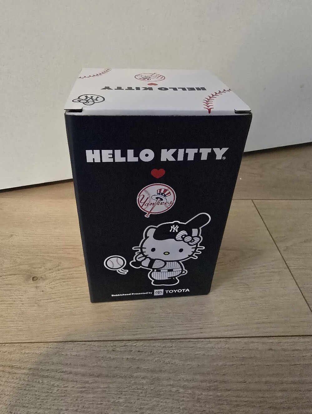 NY Yankees Hello Kitty Bobblehead - Picture 12 of 12
